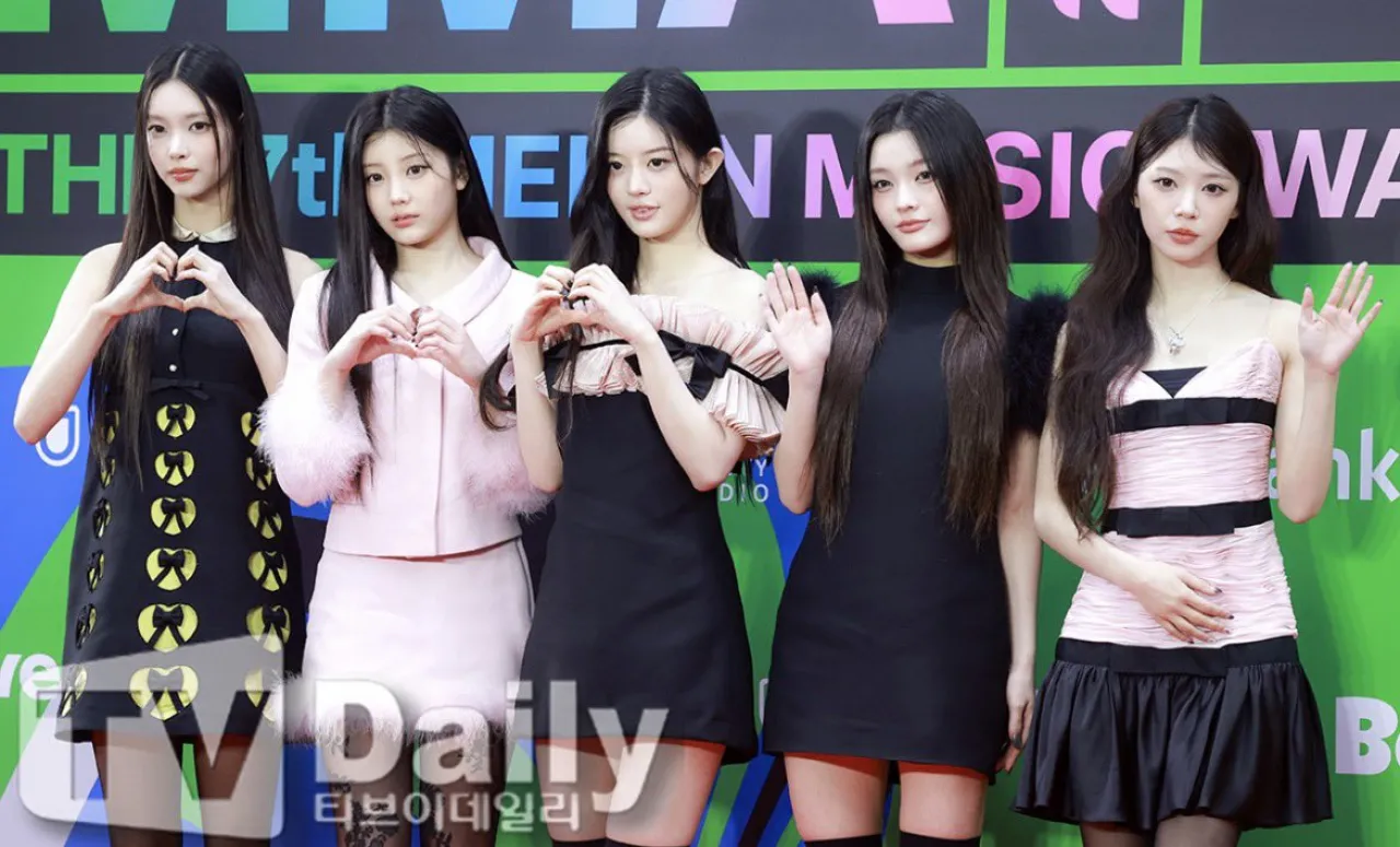 ILLIT Makes Stylish Debut at 2025 Melon Music Awards Red Carpet