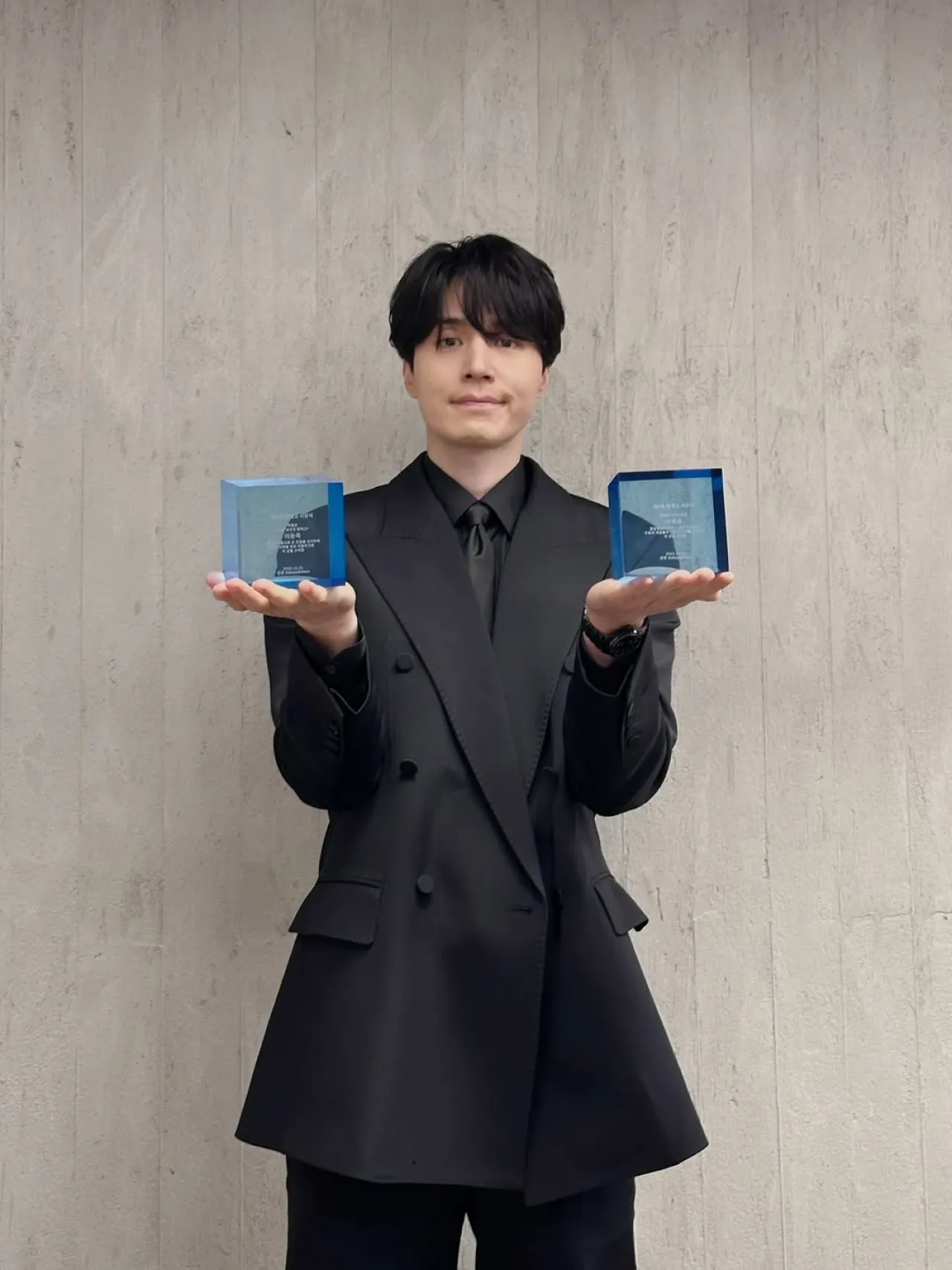 Lee Dong-wook Embarks on New Challenge to Collect All Colors