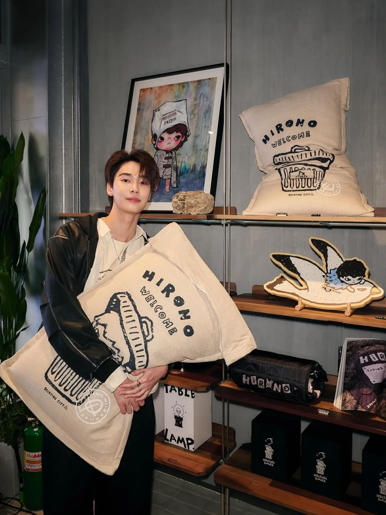 Dew Jirawat Enjoys Authentic Thai Experience at Hirono Floating Market