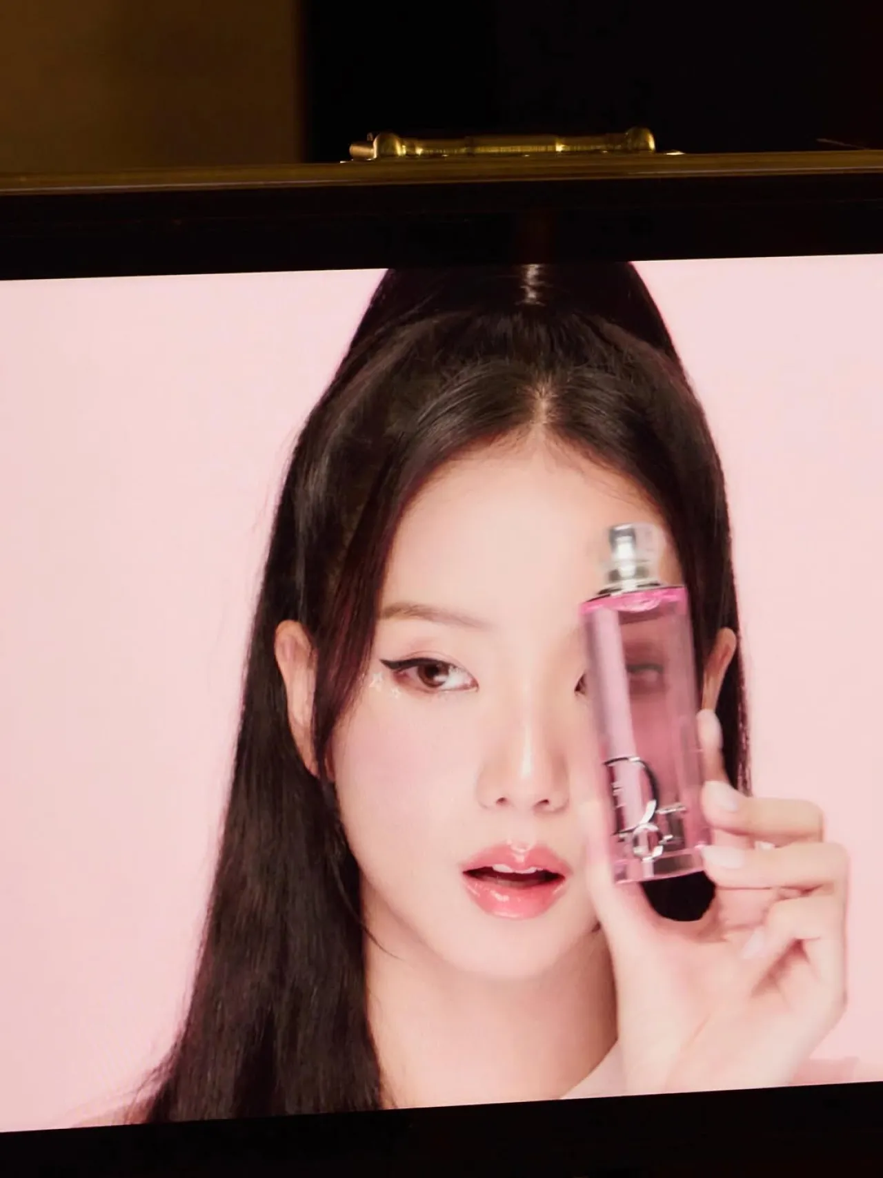 Jisoo Announces New Dior Addict Campaign Featuring Bold Rosy Theme