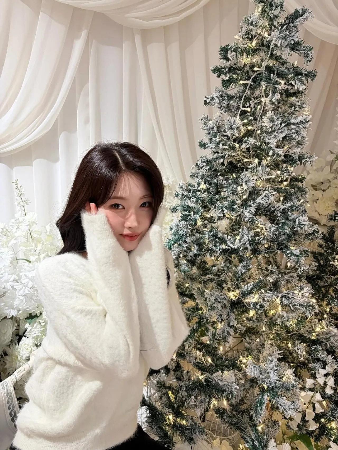 EVERGLOW's Sihyeon Shares Festive Update with Fans